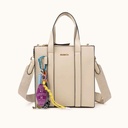 Bolso Crossbody Tote Crema con Charms y Bandolera Logotipada CHARMS CROSSBODY TOTE CREAM (1)