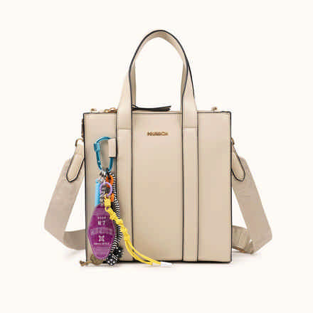 Bolso Crossbody Tote Crema con Charms y Bandolera Logotipada CHARMS CROSSBODY TOTE CREAM (2)