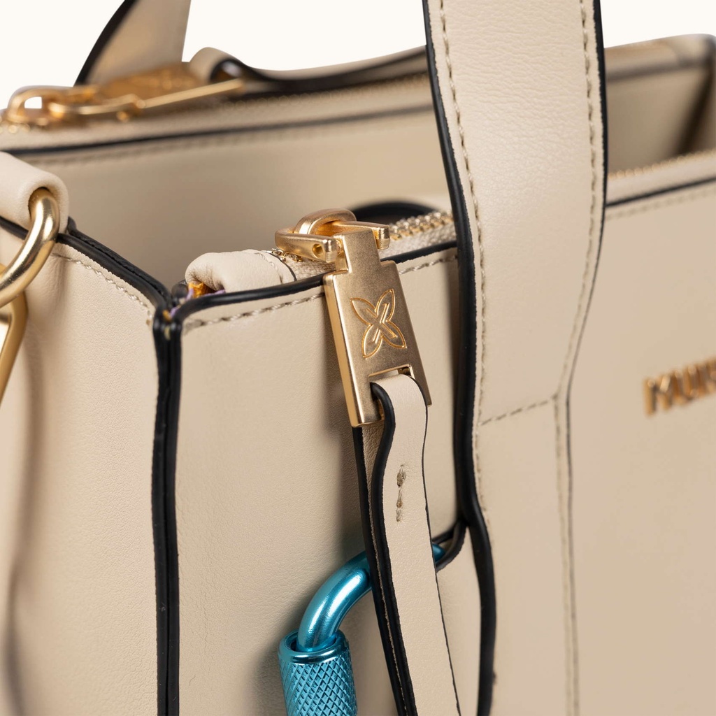 Bolso Crossbody Tote Crema con Charms y Bandolera Logotipada CHARMS CROSSBODY TOTE CREAM (4)
