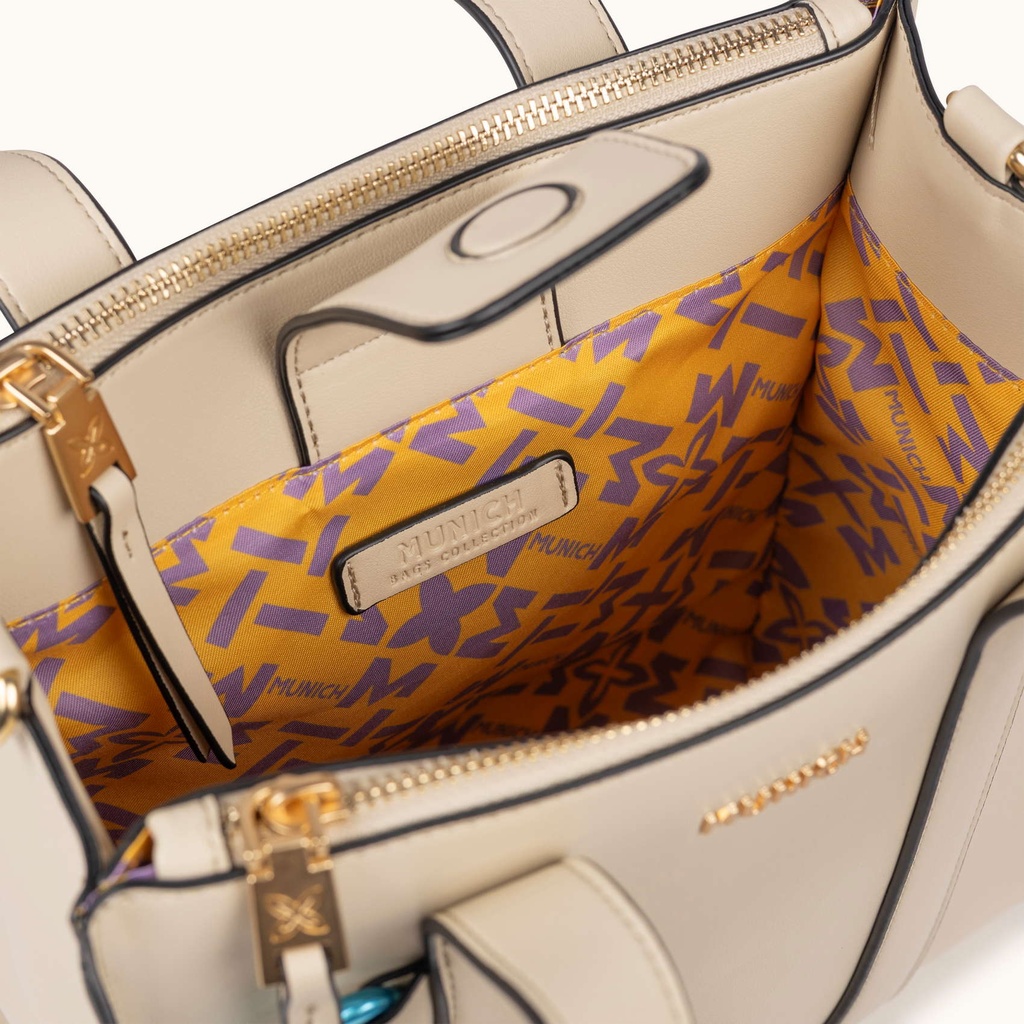 Bolso Crossbody Tote Crema con Charms y Bandolera Logotipada CHARMS CROSSBODY TOTE CREAM (5)