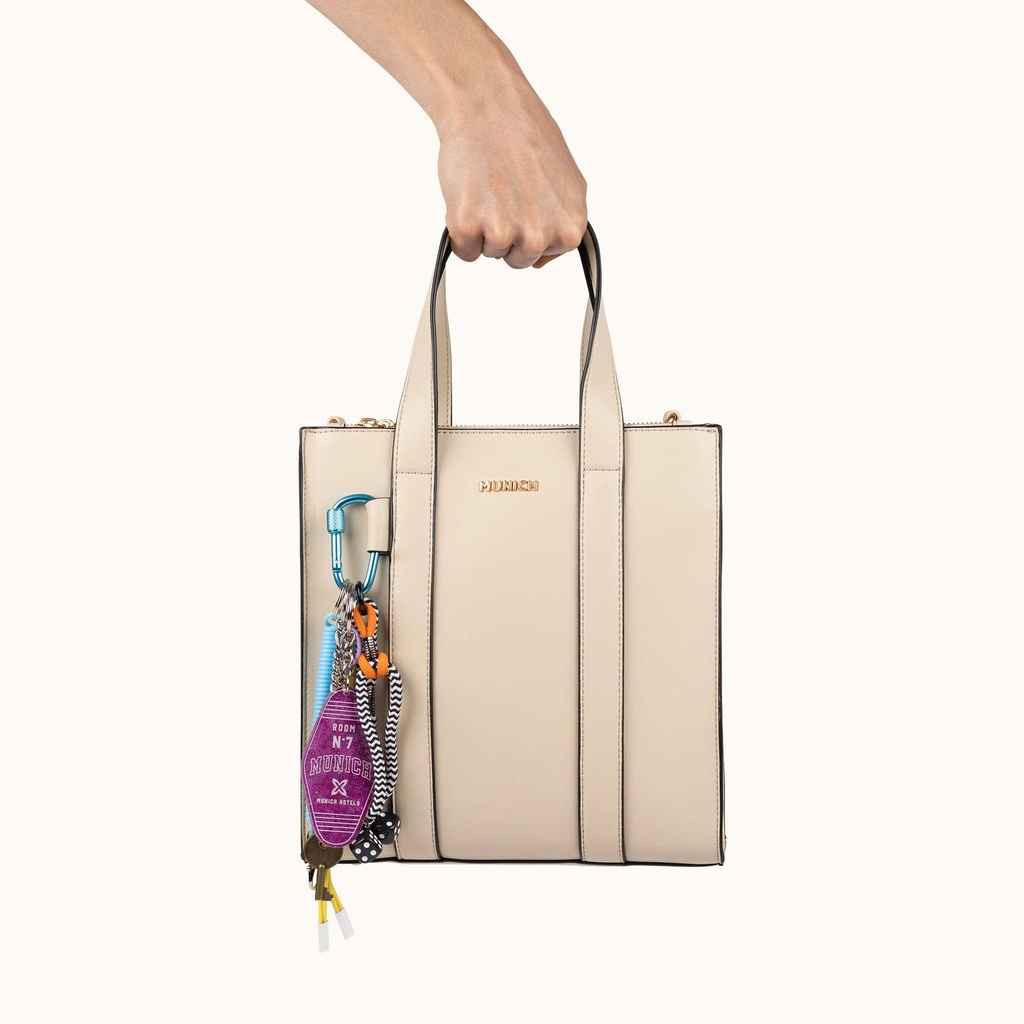 Bolso Crossbody Tote Crema con Charms y Bandolera Logotipada CHARMS CROSSBODY TOTE CREAM (6)