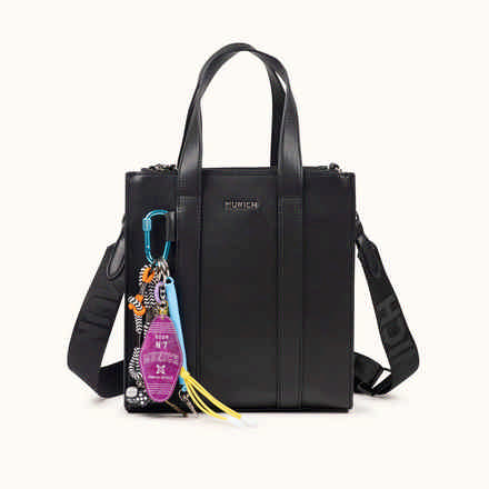 Bolso Crossbody Tote Crema con Charms y Bandolera Logotipada CHARMS CROSSBODY TOTE CREAM (7)