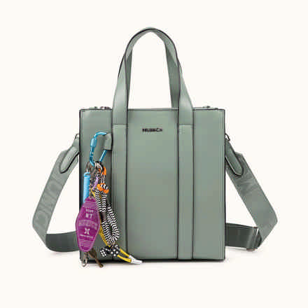 Bolso Crossbody Tote Crema con Charms y Bandolera Logotipada CHARMS CROSSBODY TOTE CREAM (9)
