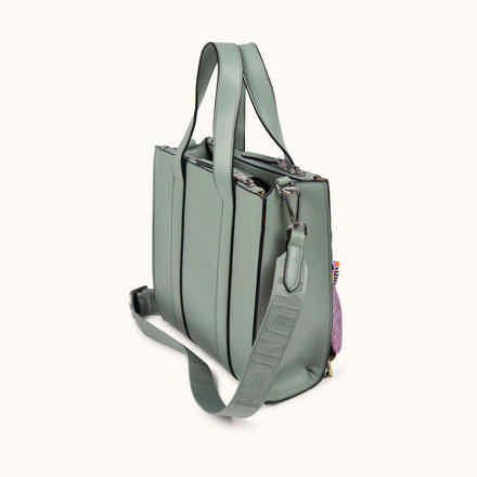 Bolso Crossbody Tote Crema con Charms y Bandolera Logotipada CHARMS CROSSBODY TOTE CREAM (10)