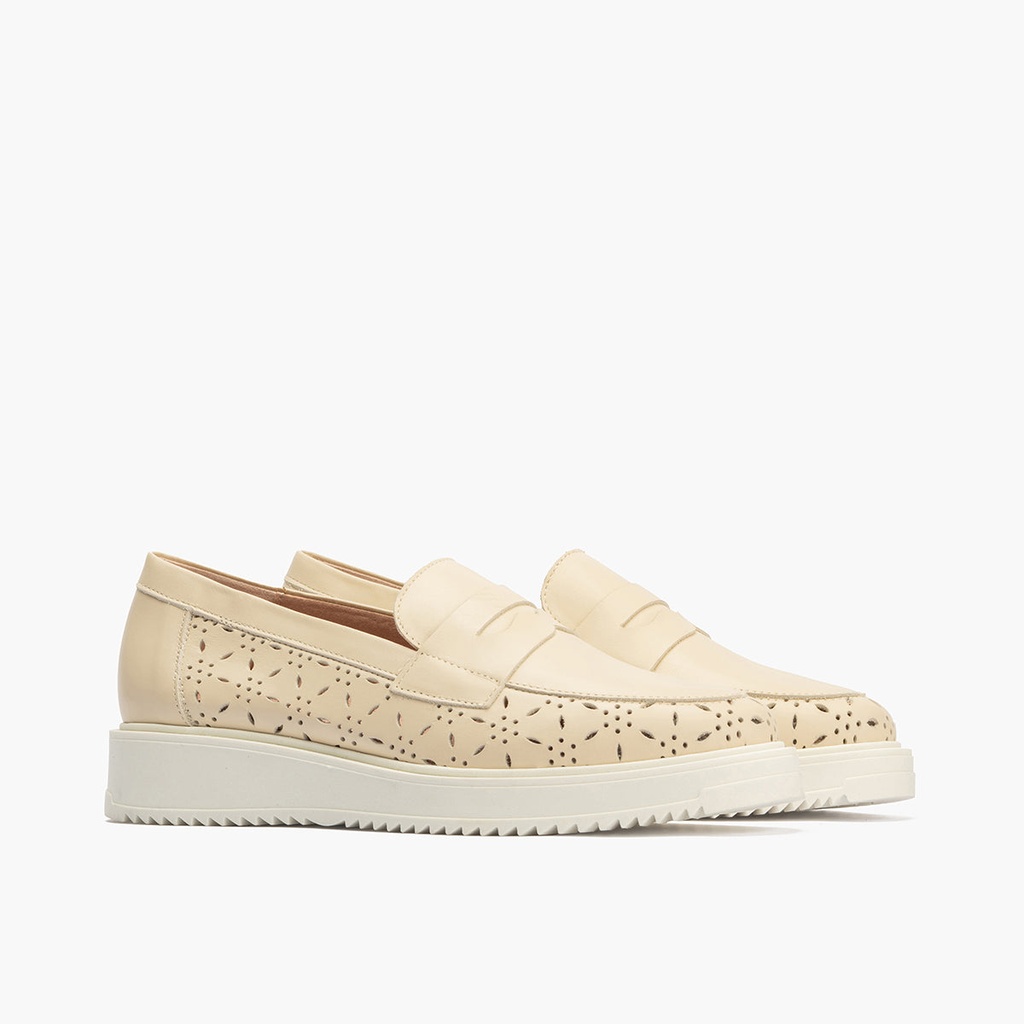 Mocasin picados mujer en piel napa CREMA (2)