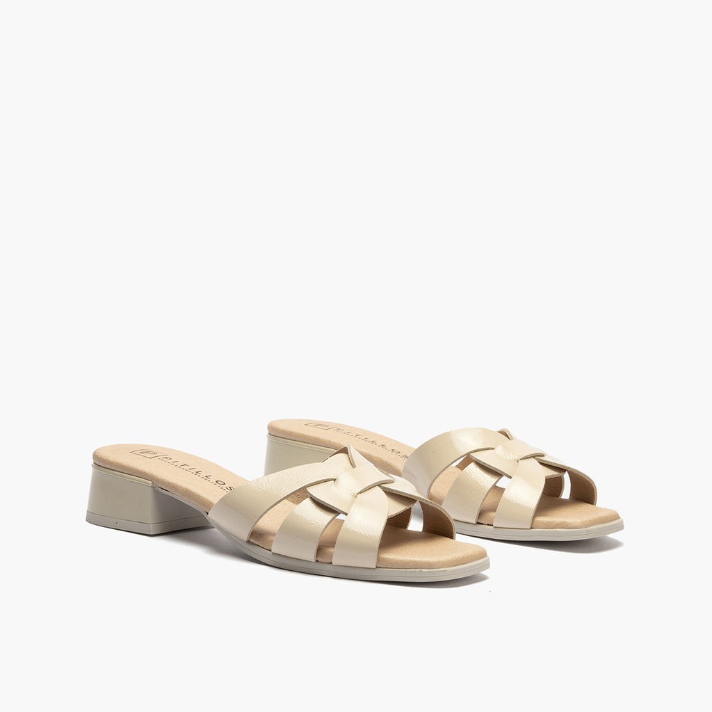 Sandalia con tacón bajo tipo mule Crema (2)