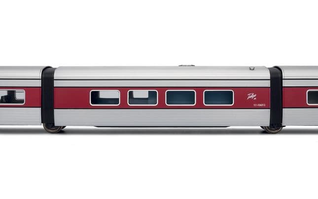 RENFE, Talgo III, coche cafetería, decoración roja/plata, ép. IV (1)