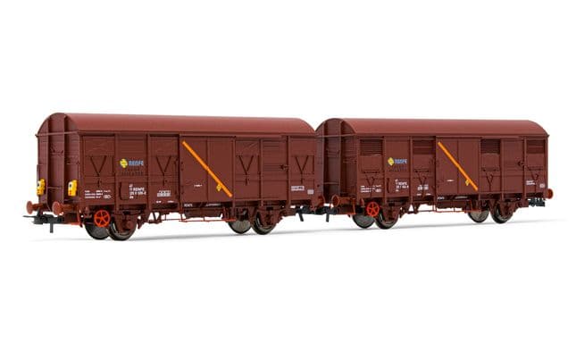 RENFE, set de 2 vagones cerrados de 2 ejes J2, "Vagón Aislante", uno con luz roja trasera intermitente, ép. IV. Ejes para sistema AC: HC6101 (11,27 x 24,25 mm) (1)