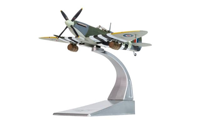 Supermarine Spitfire Mk.IX W/Cdr. J.E. Johnson (2)