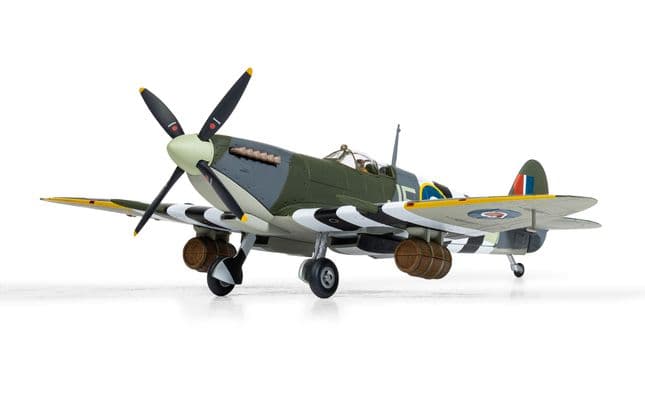 Supermarine Spitfire Mk.IX W/Cdr. J.E. Johnson (5)