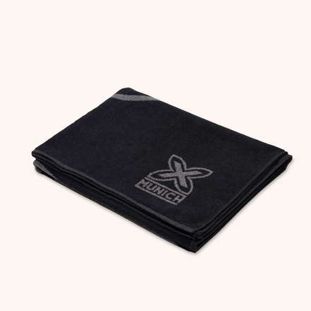 Mustard-colored cotton MUNICH towel. (9)