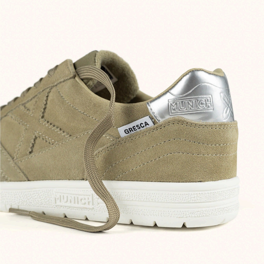 MUNICH GRESCA 331 Indoor football trainers in beige with silver details and white sole (3)