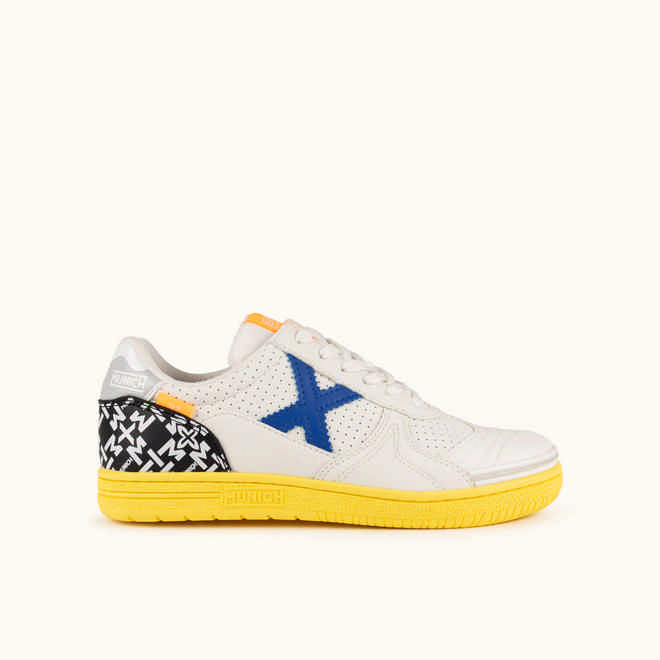 MUNICH G-3 KID 463 Kids' indoor football shoes in white with a yellow sole and blue details. (1)