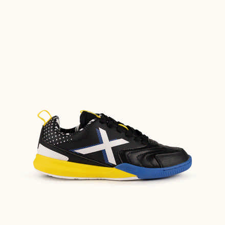 MUNICH RONDITO KID 24 Kids' Indoor Football shoes in black, yellow, and blue with Velcro fastening. (2)