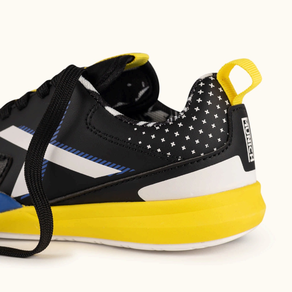 MUNICH RONDITO KID 24 Kids' Indoor Football shoes in black, yellow, and blue with Velcro fastening. (3)
