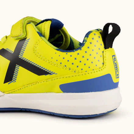 MUNICH RONDITO KID 24 Kids' Indoor Football shoes in black, yellow, and blue with Velcro fastening. (11)