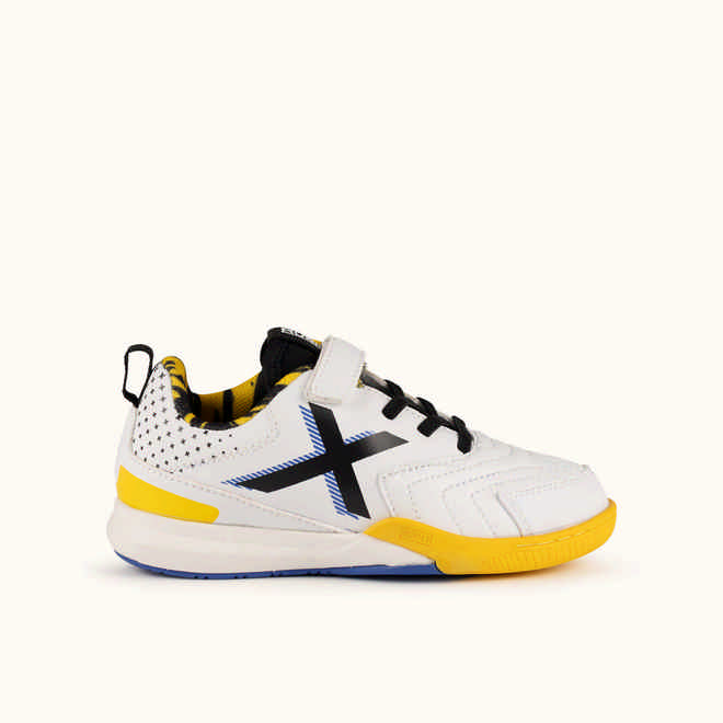 MUNICH RONDITO KID 21 Children's indoor football shoes in white with a black logo, yellow details, and elastic laces. (1)