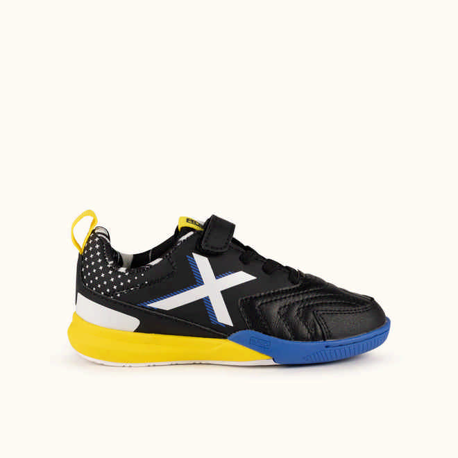 MUNICH RONDITO KID 24 Children's indoor football shoes in black with a white logo and elastic laces. (1)