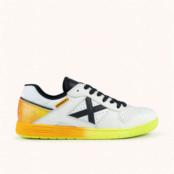 MUNICH CONTINENTAL 977 Futsal shoe White with Black, Orange and Fluor Yellow Details (1)
