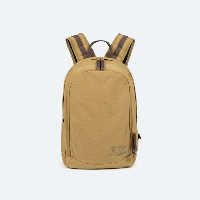 Mochila Sostenible de Doble Compartimento Mostaza TECA RECYCLED. BACKPACK. (1)